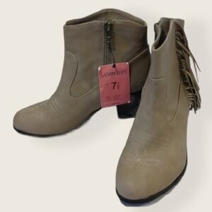 Sam & Libby ankle boots Fringe sizes 7.5 putty